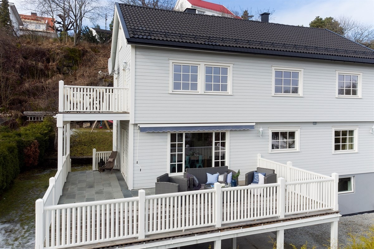 Deler av terrassen er overbygd av verandaen i andre etasje. Galleribilde