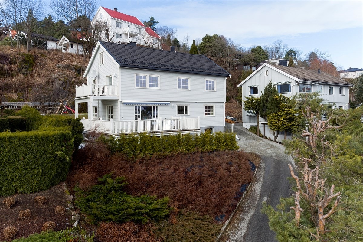 Eiendommen er stor og solrik med flotte utsiktsforhold. Det er lagt ny skiferlagt trapp foran hovedinngang med varmekabler og rullestol/barnevogn trasé. Galleribilde