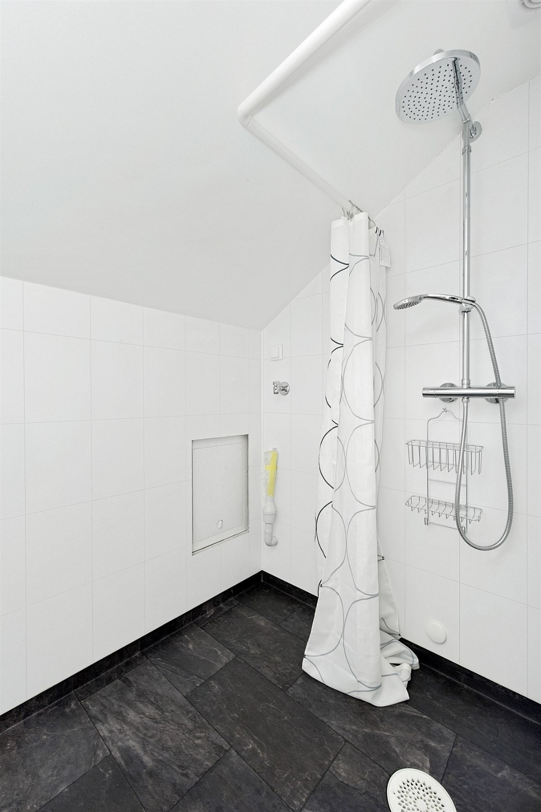 Badet har belegg på gulv, flisplater på vegg, downlights i himling og elektrisk avtrekksvifte. Galleribilde
