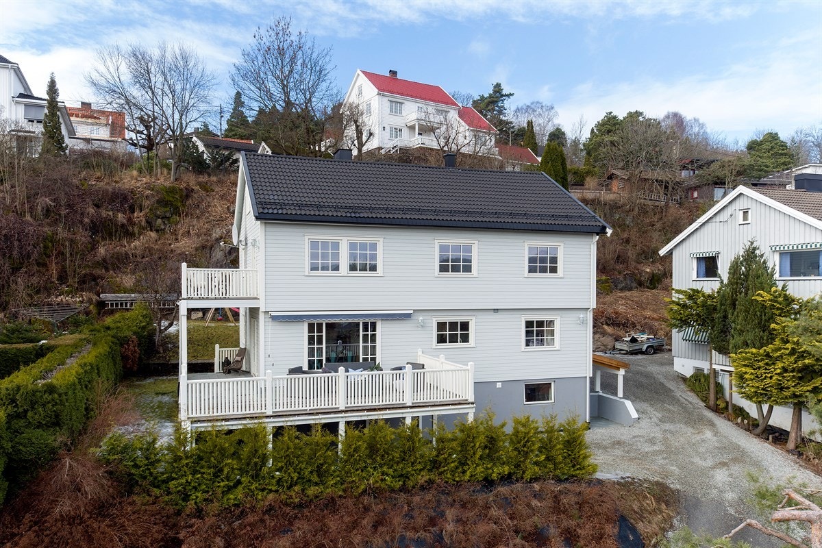 På fremsiden av huset er det sol fra morgenen og frem til ca. kl. 17.00 på ettermiddagen. Galleribilde