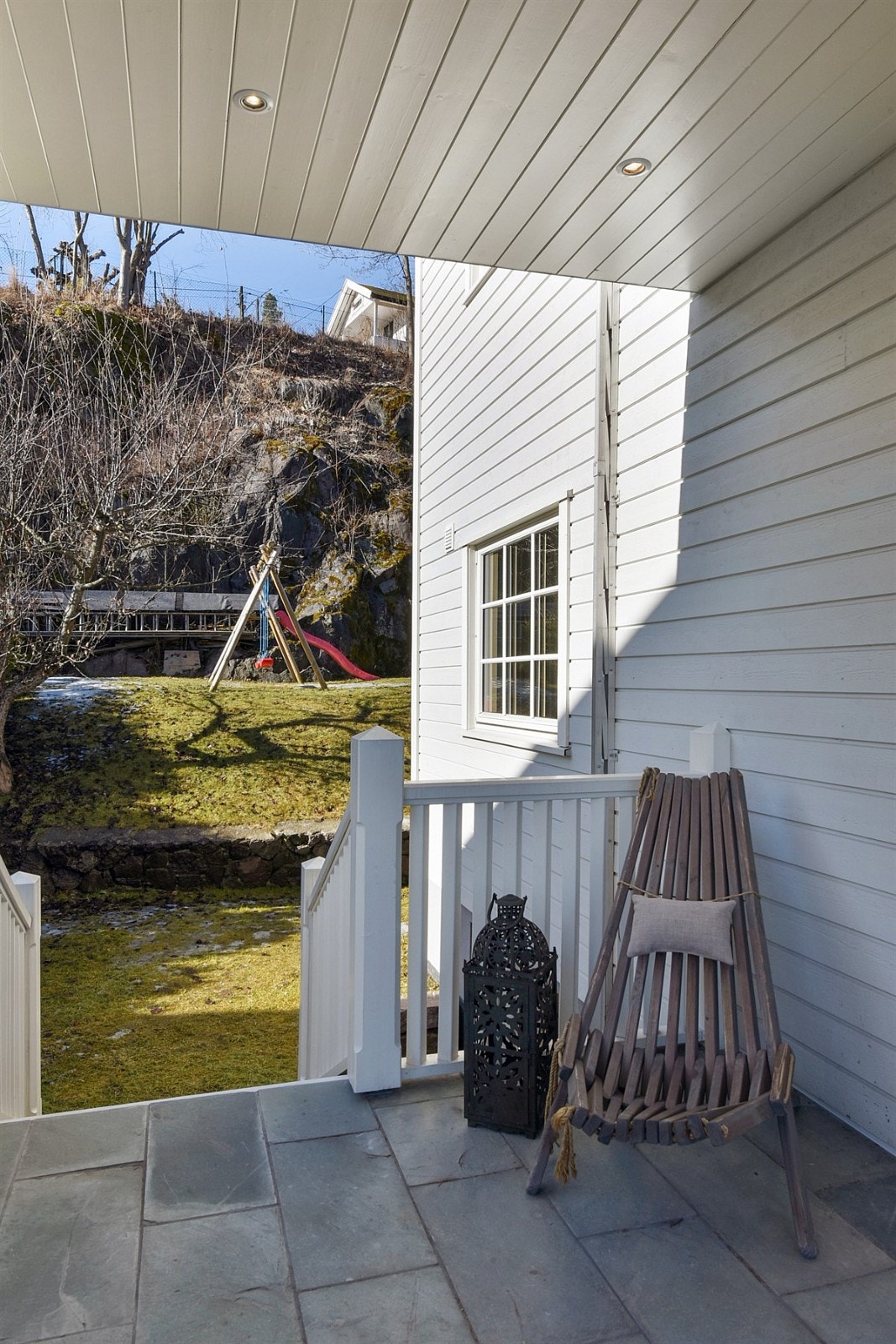 Terrasse i hovedetasjen har utgang til hagen. Galleribilde