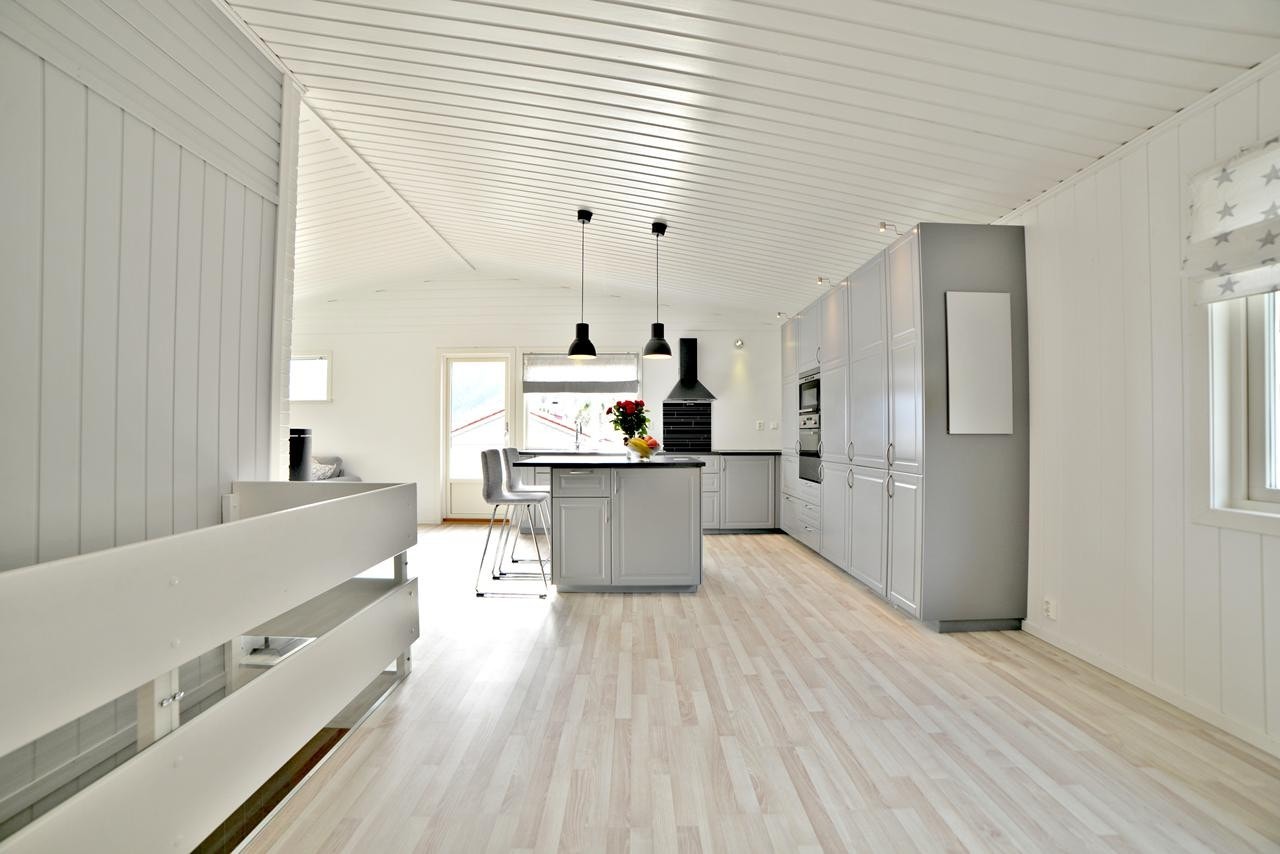 Stove med open kjøkenløysning Galleribilde