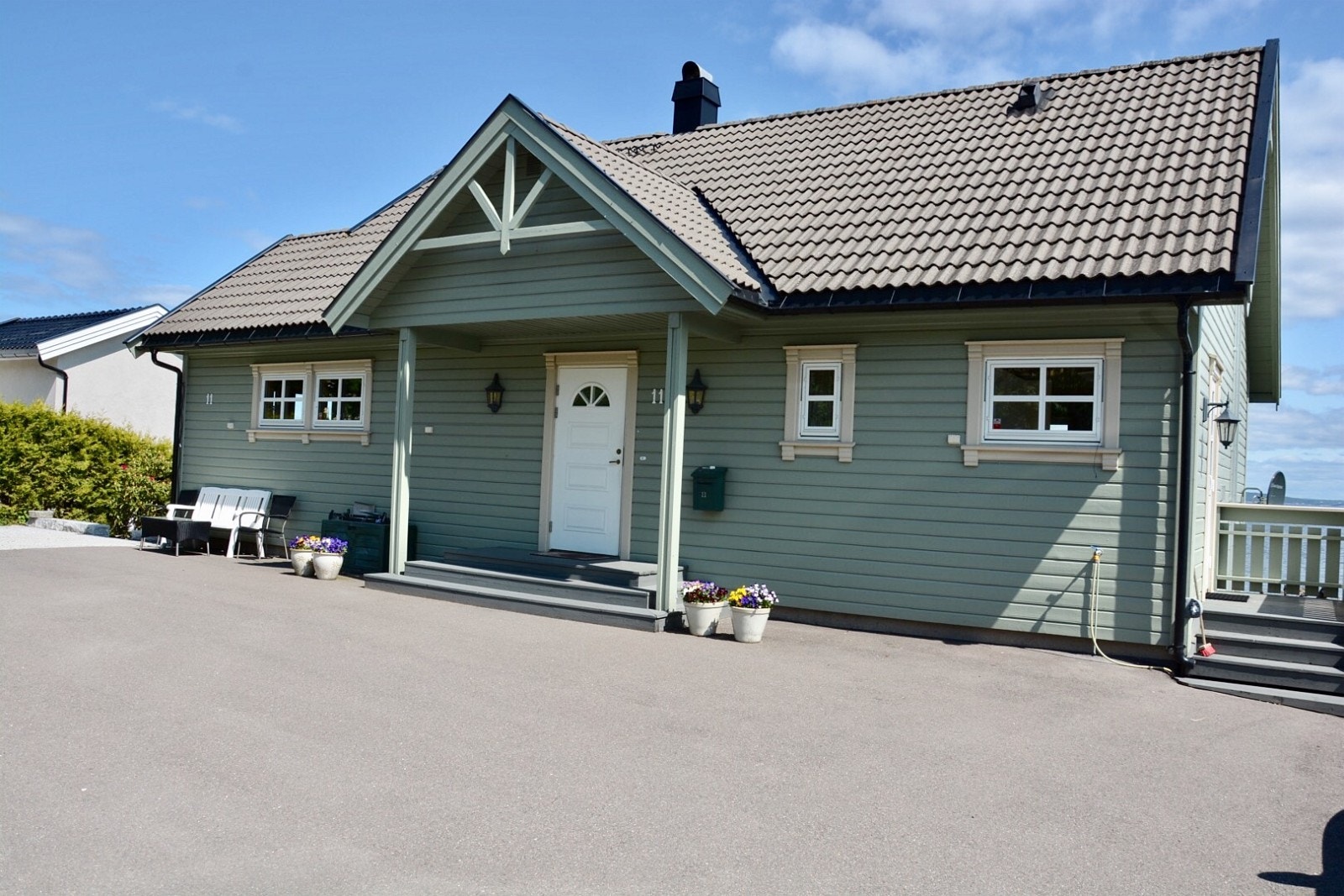 Inngang med perkeringsplass Galleribilde