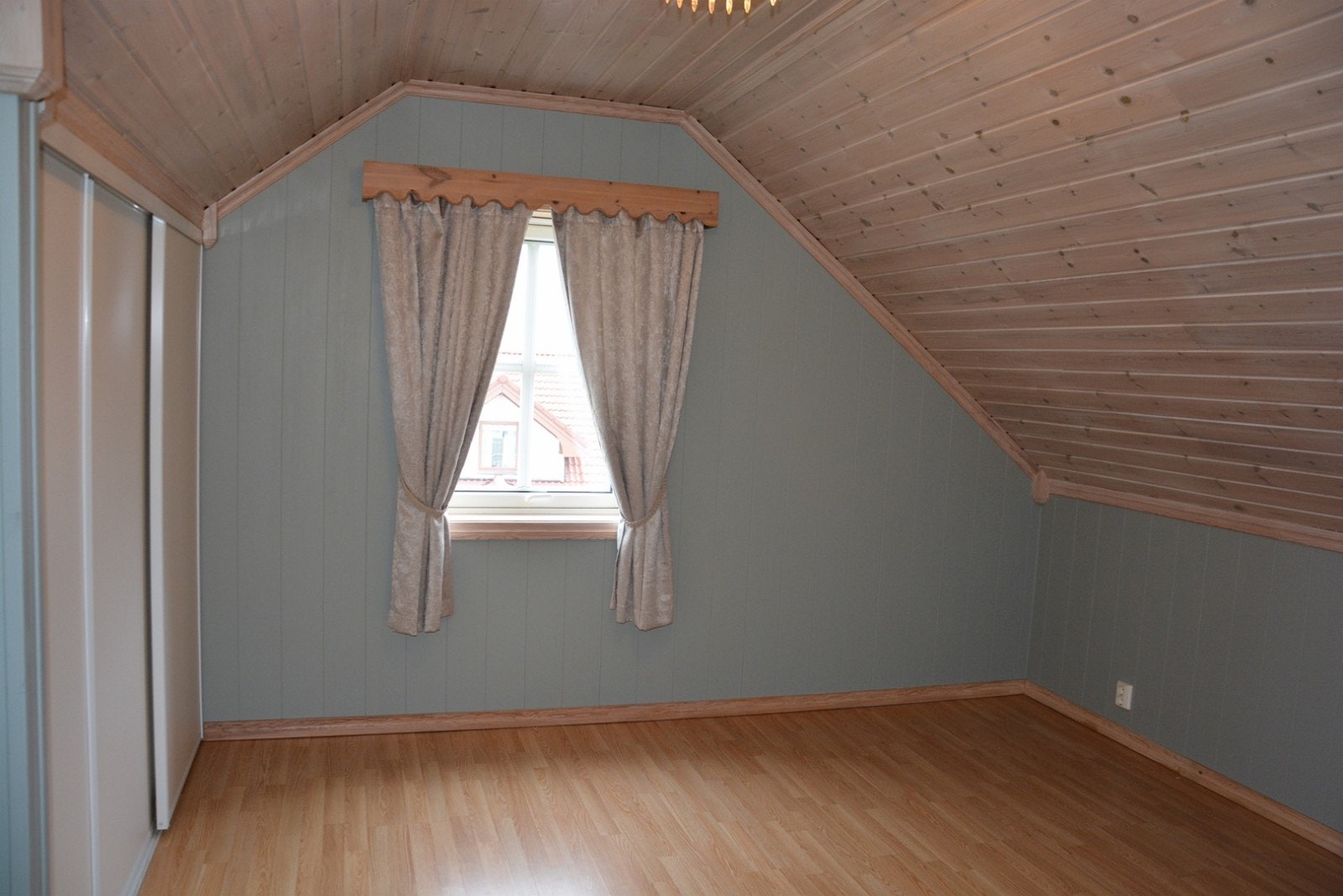 Soverom med plass til dobbelseng Galleribilde