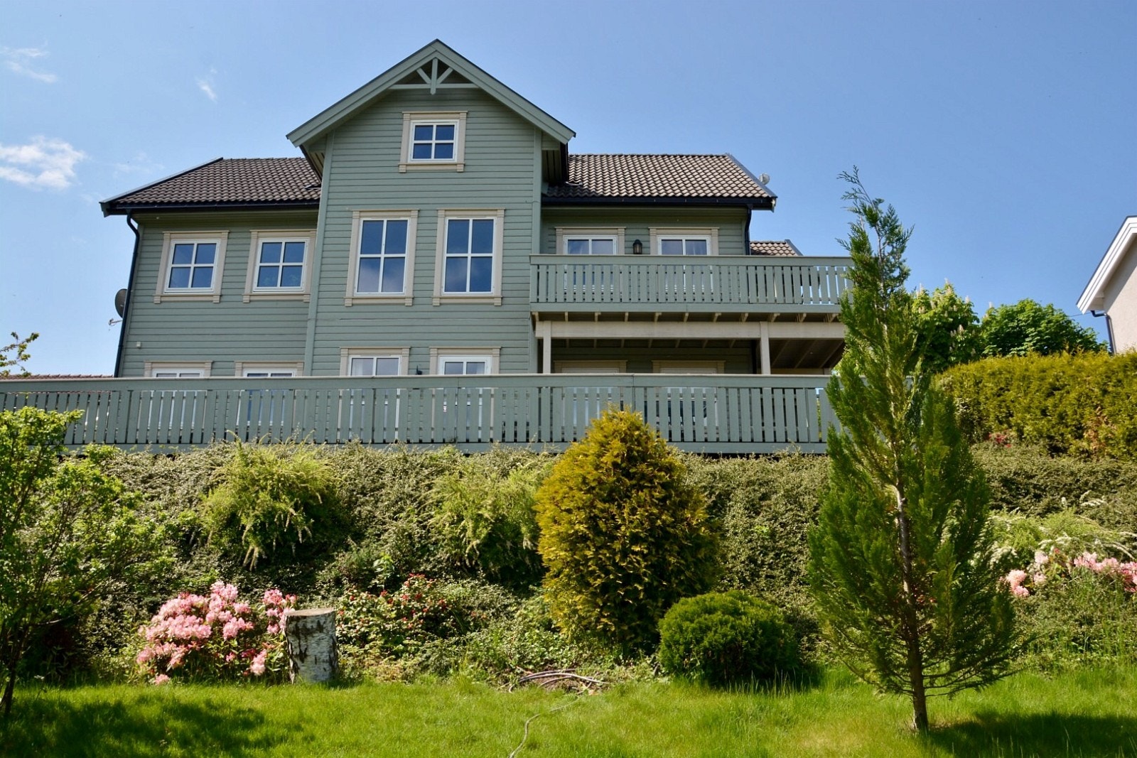 Huset sett fra hagen Galleribilde