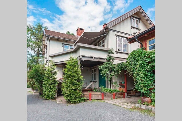 Bakgården og inngang Galleribilde