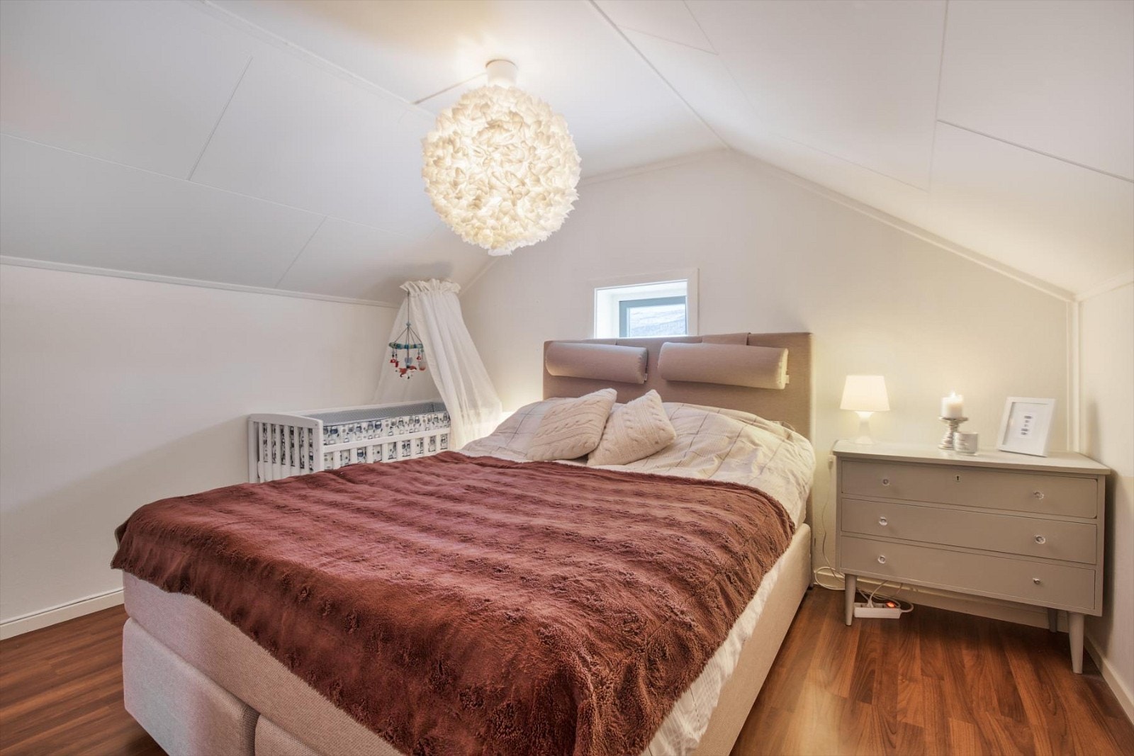 I boligens loftsetasje er det to soverom. Galleribilde