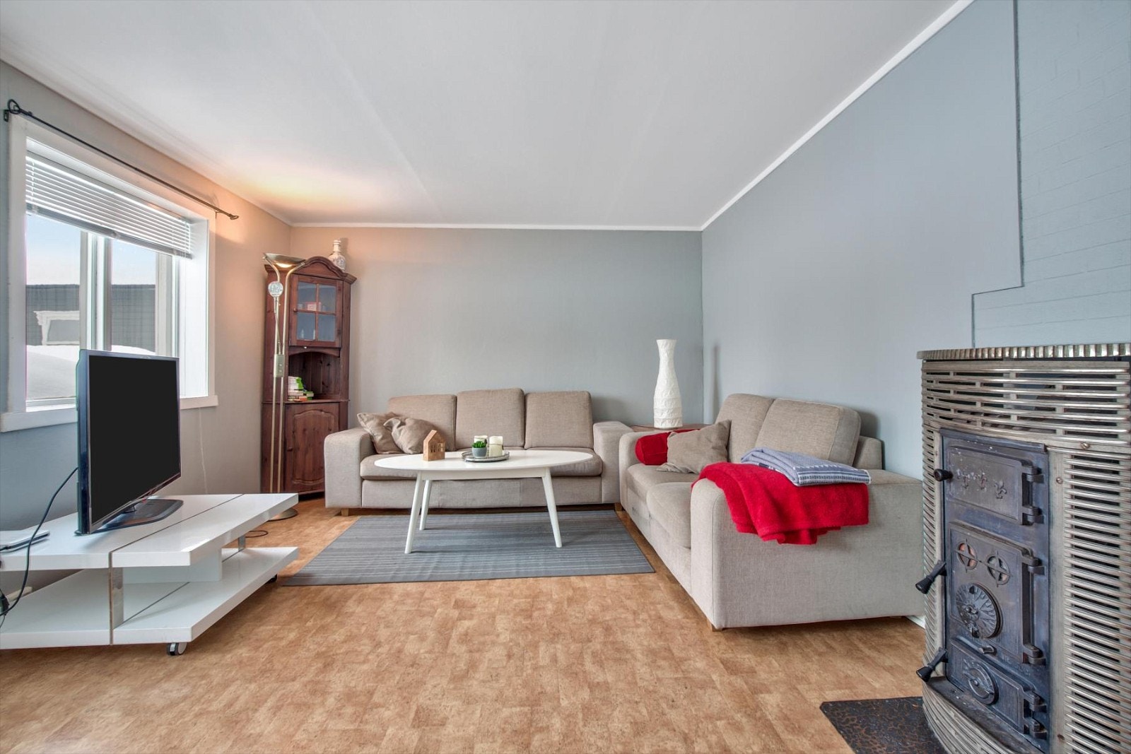 Stue i u.etg. Malt i tidsriktig fargevalg. Galleribilde