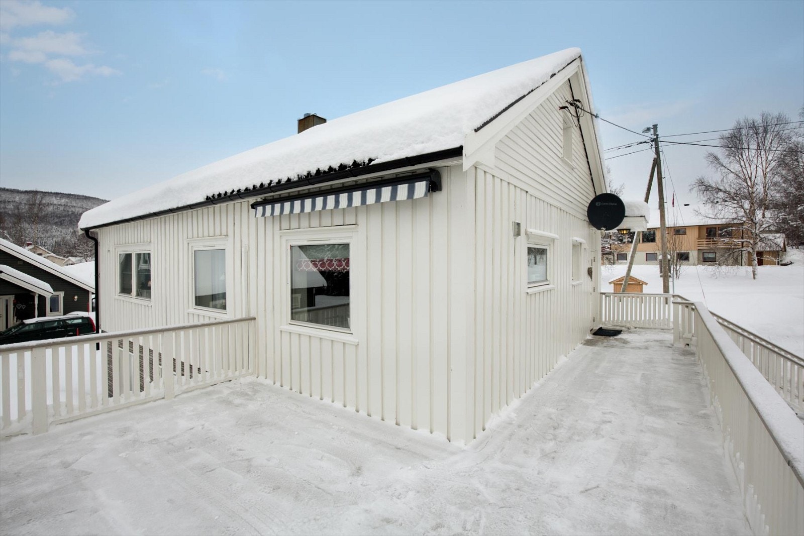 Romslig veranda mot øst og vest. Galleribilde