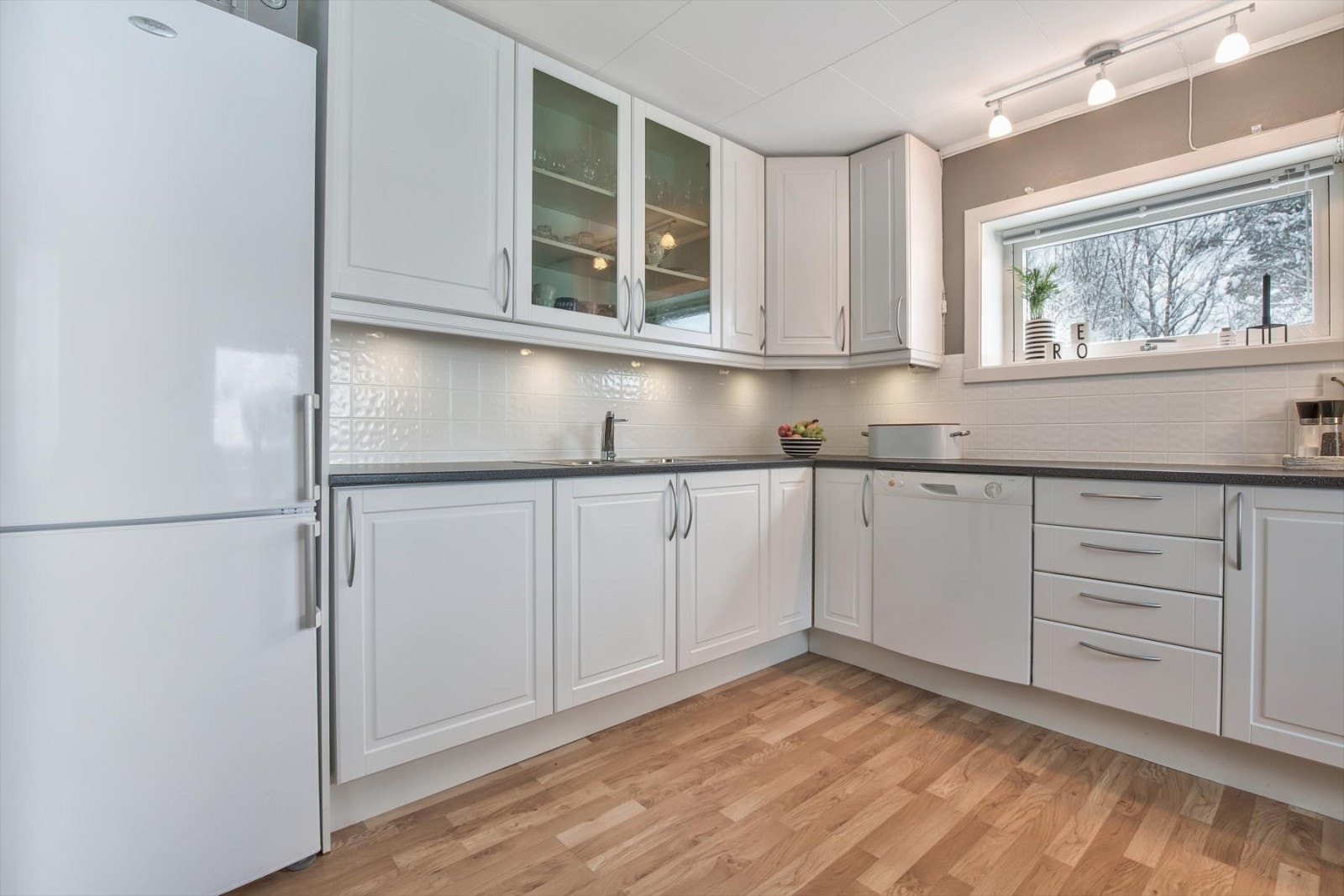 Kjøkkenet i hovedetasjen er fra 2007, med tidsriktige fargevalg og flisimitasjon over benk. Galleribilde