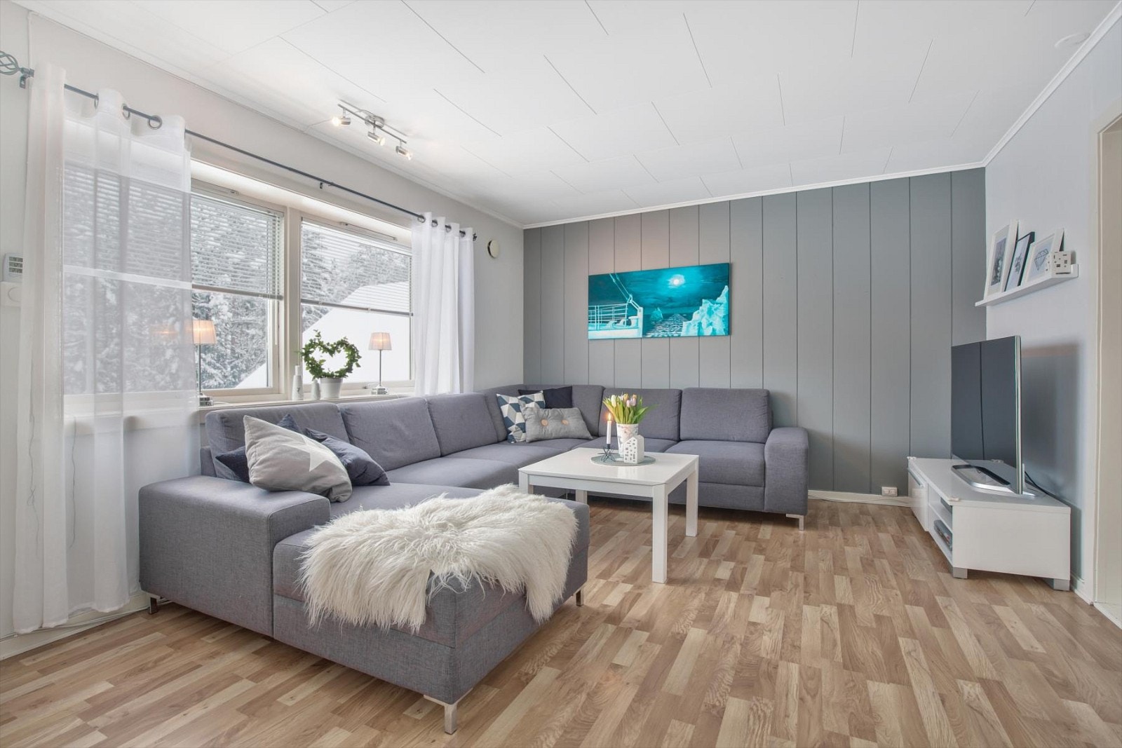 Stilig kontrastvegg i stuen bryter opp med de ellers lyse overflatene og gir stuen et sprekt uttrykk. Galleribilde