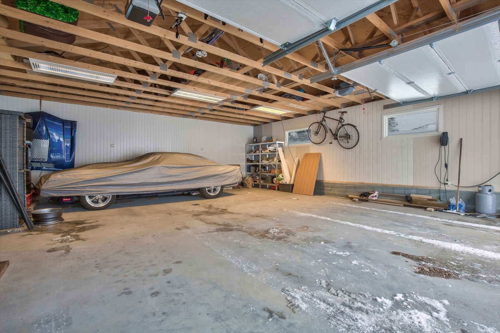 Fullisolert dobbelgarasje (med unntak av tak) med doble isolerte stålporter, kable for 3-faser, ledlys over porter samt en egen dør. Galleribilde
