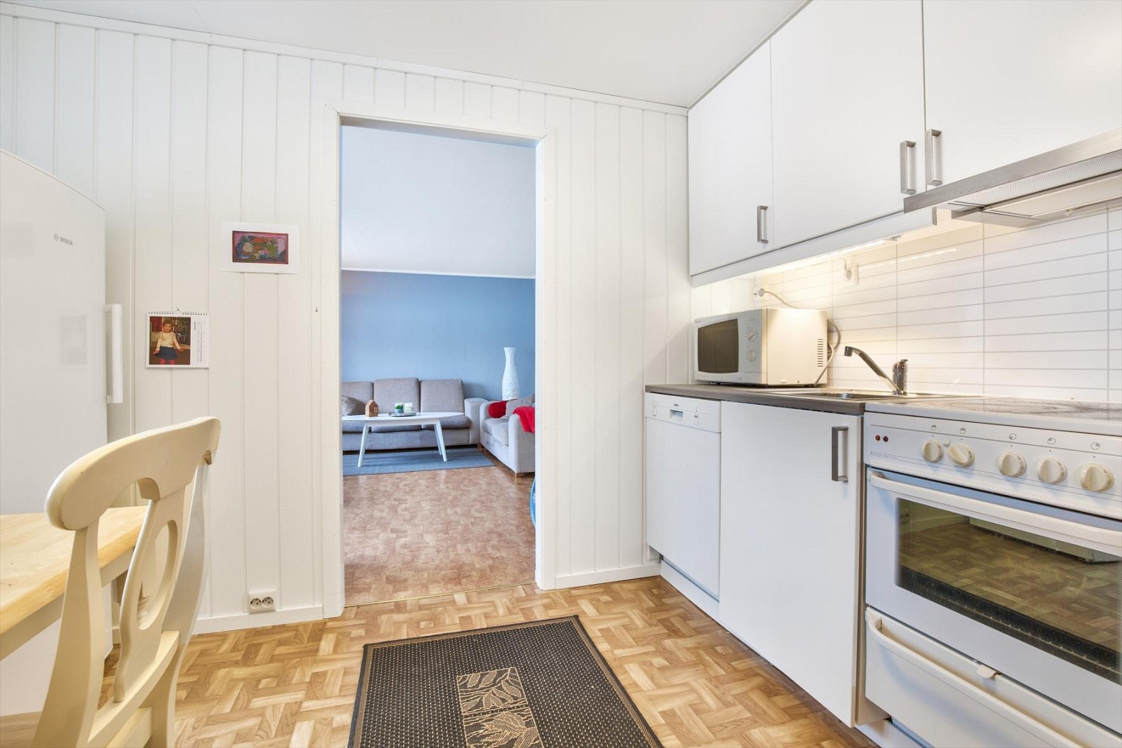 Kjøkken i u.etg, renovert i 2014. Lyse overflater og kitchenboard over benk. Galleribilde