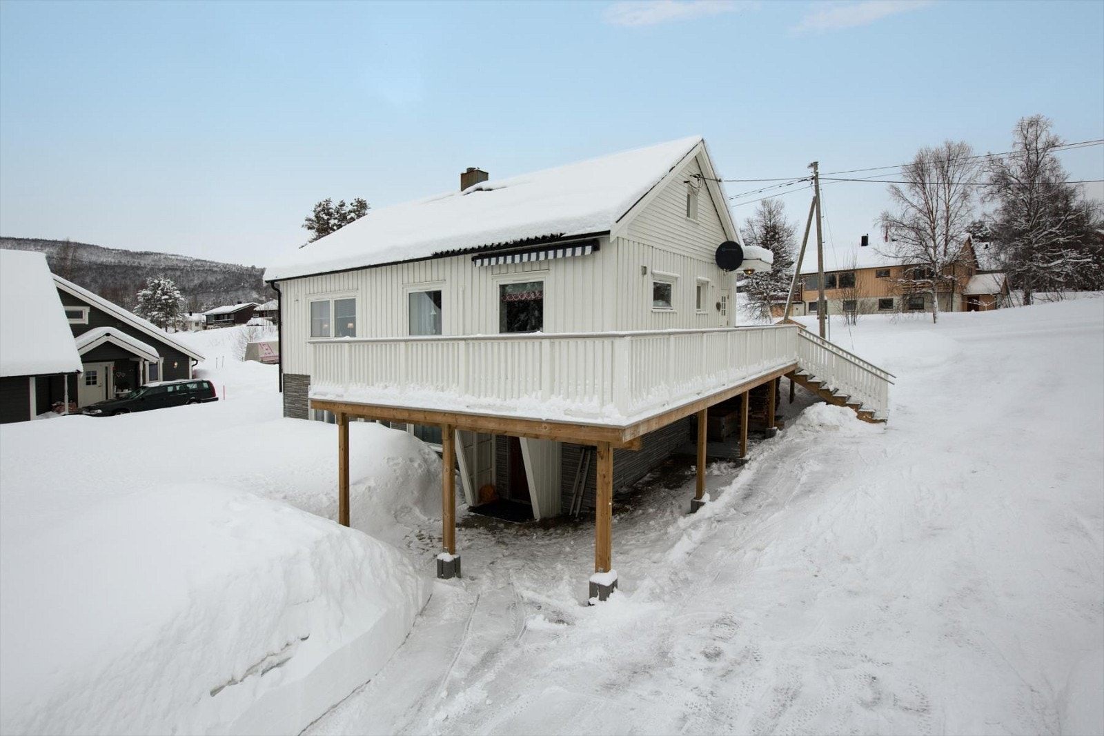 Gode parkeringsmuligheter i garasje og på egen tomt. Galleribilde