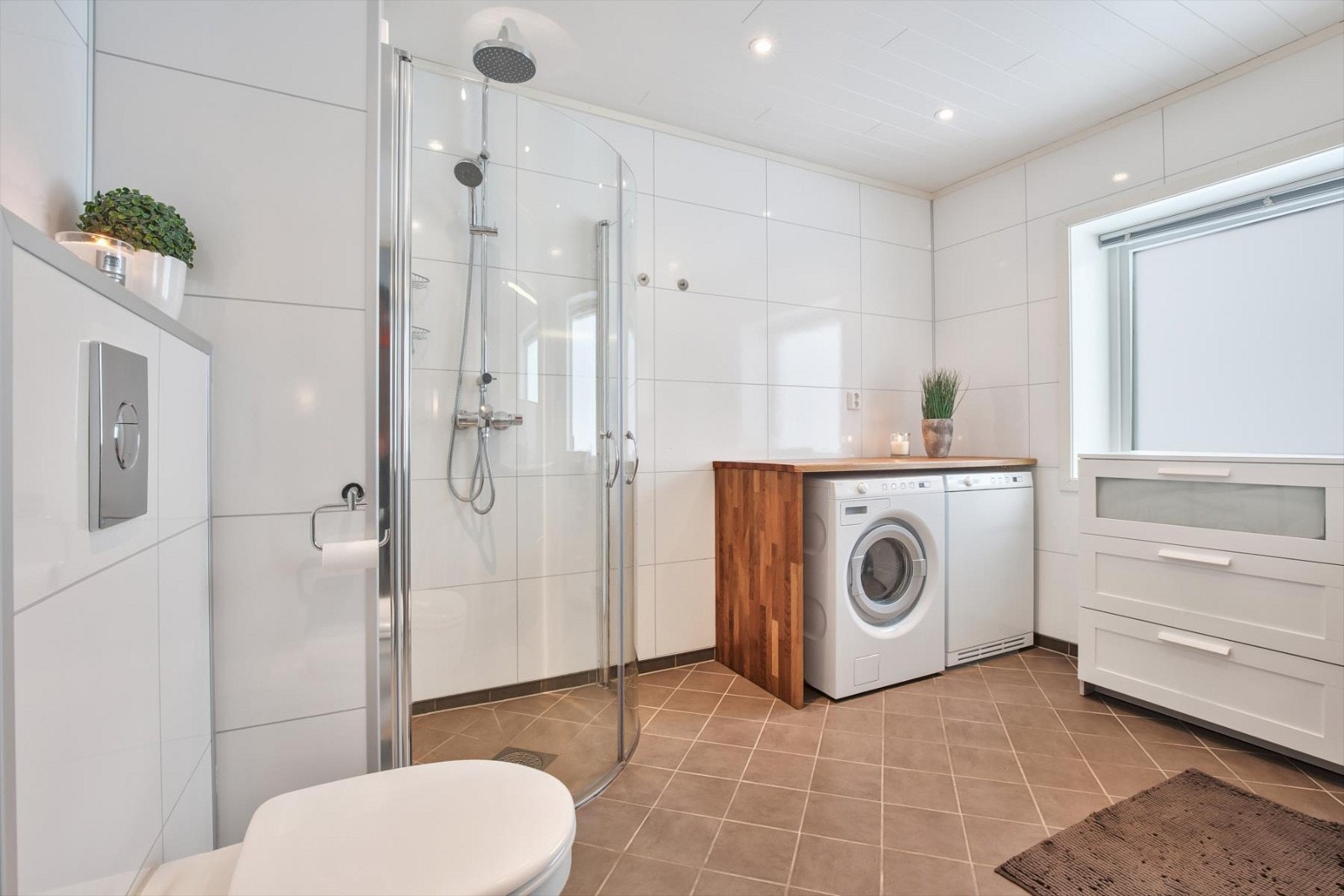 Opplegg for vaskemaskin med praktisk benkeplass. Galleribilde