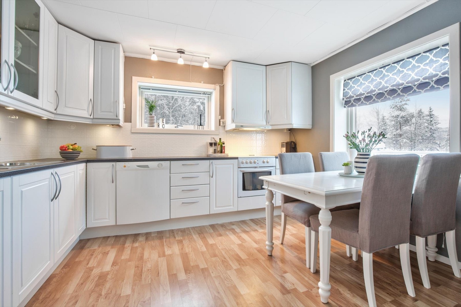 Stort kjøkkenvindu, samt vindu over benk slipper inn rikelig med dagslys og gir en luftig romfølelse. Galleribilde