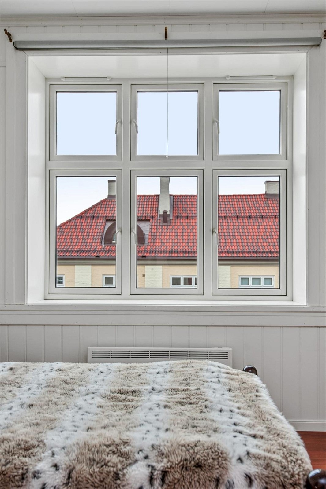 Stort soverom med store vindusflater. Vinduene var nye i 2004. Rommet vender ut mot rolige Agathe Grøndahlsgate. Galleribilde