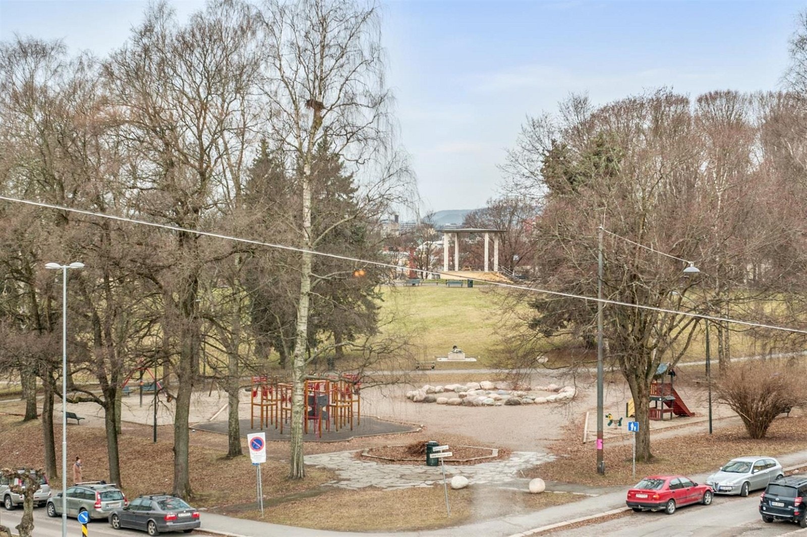 Fantatisk utsikt mot Torshovparken fra kjøkken og stue. Galleribilde