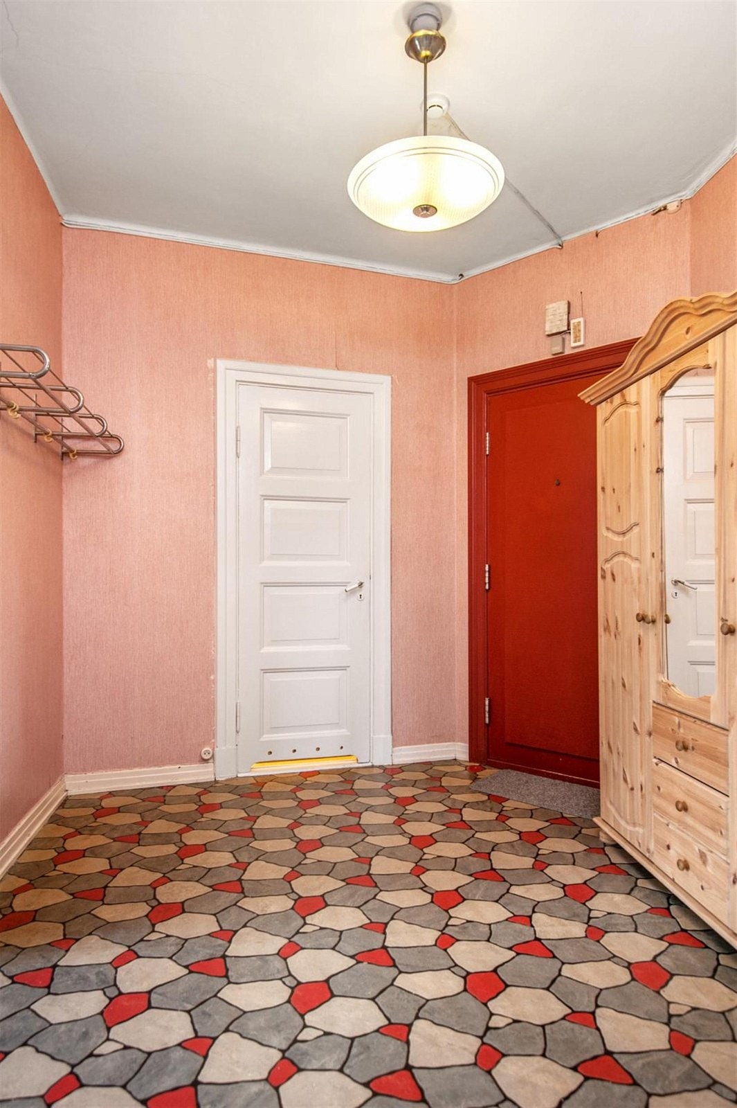 Stor entre med plass til oppbevaringsmuligheter. Innebygget kott. Galleribilde