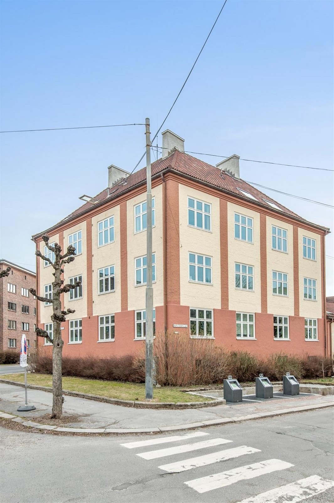 Leiligheten ligger på hjørnet i 3. etasje og har en meget attraktiv beliggenhet mellom Torshovparken og Torshovdalen. Galleribilde