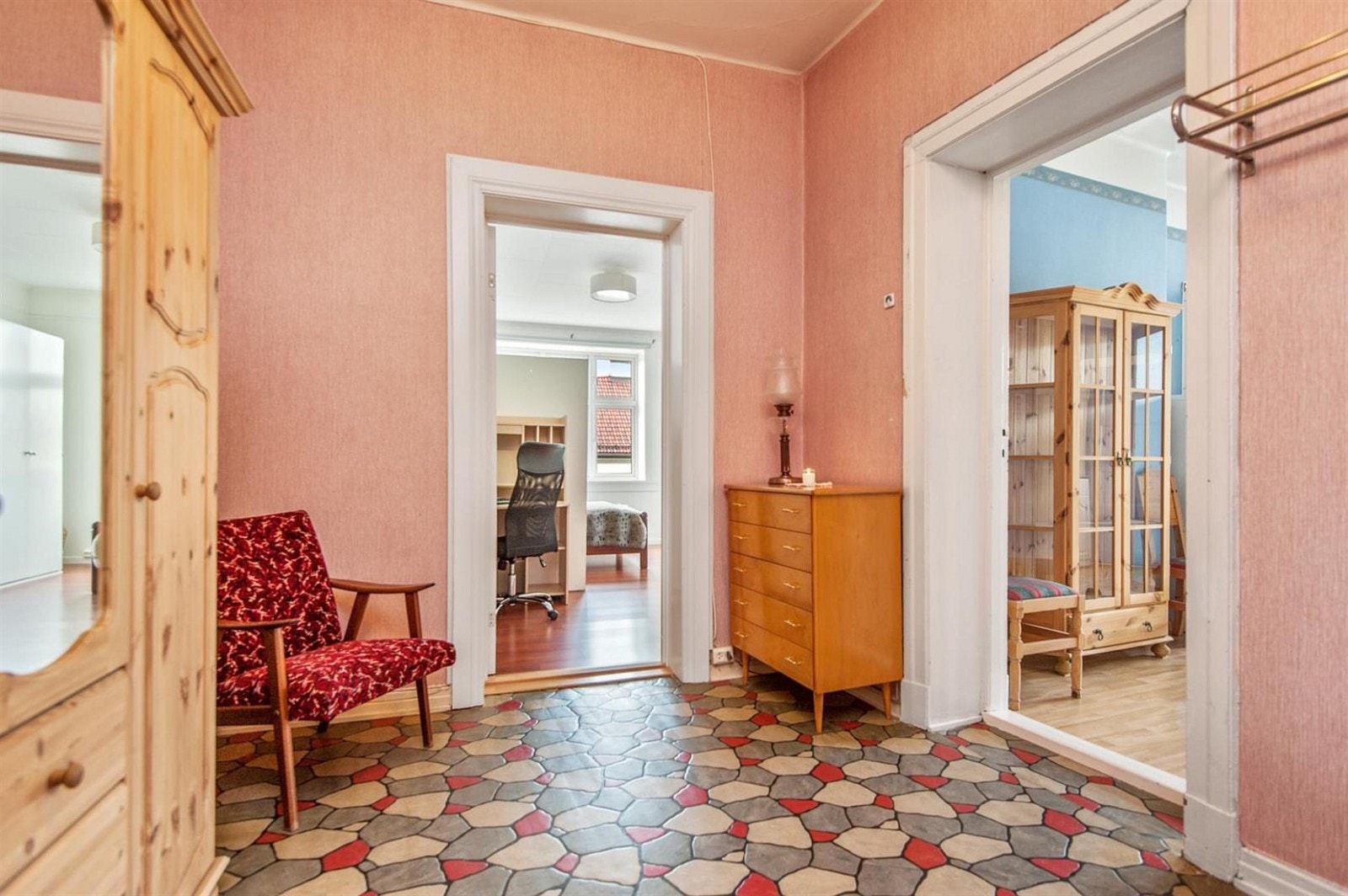 Fra entreen er det inngang til WC, kjøkken og soverom. Belegg på gulv. Galleribilde