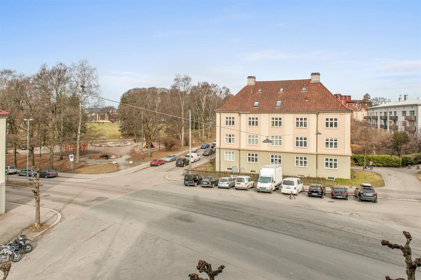 Leiligheten ligger fritt i 3. etasje og har denne utsikten. Galleribilde