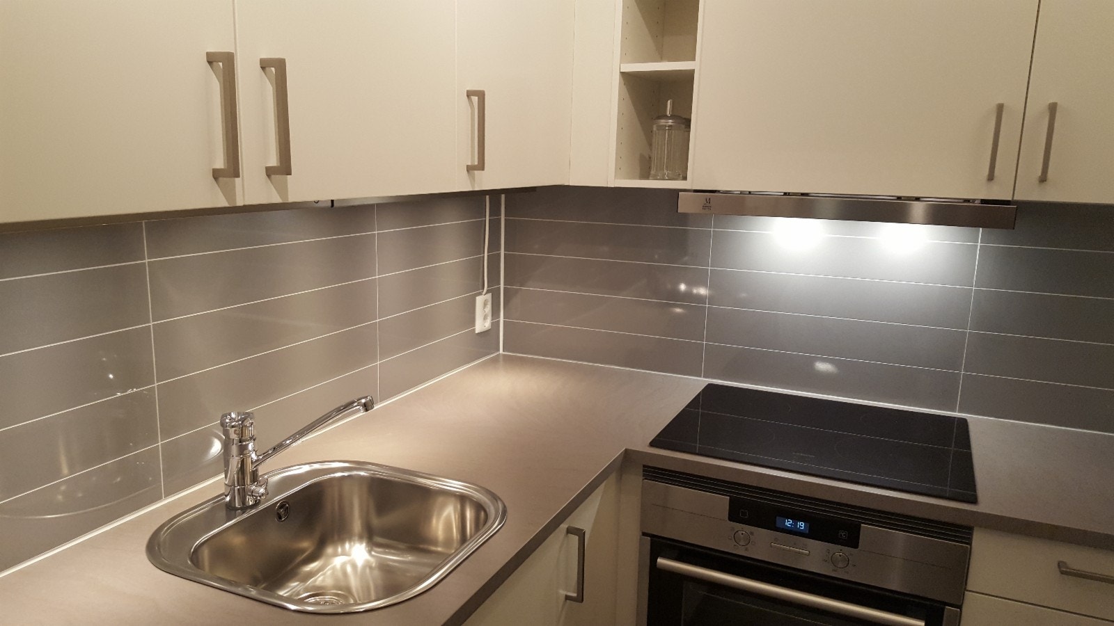 Kjøkken med Siemens hvitevarer; komfyr, induksjonstopp, kjøleskap og oppvaskmaskin Galleribilde