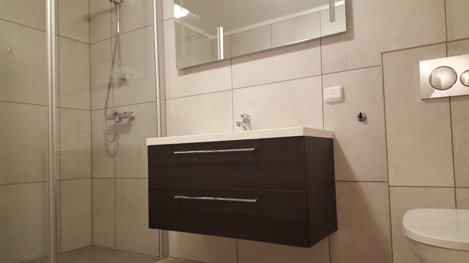 Romslig og moderne bad Galleribilde