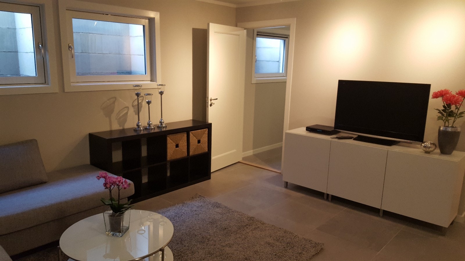 Stuen med dør til soverom Galleribilde