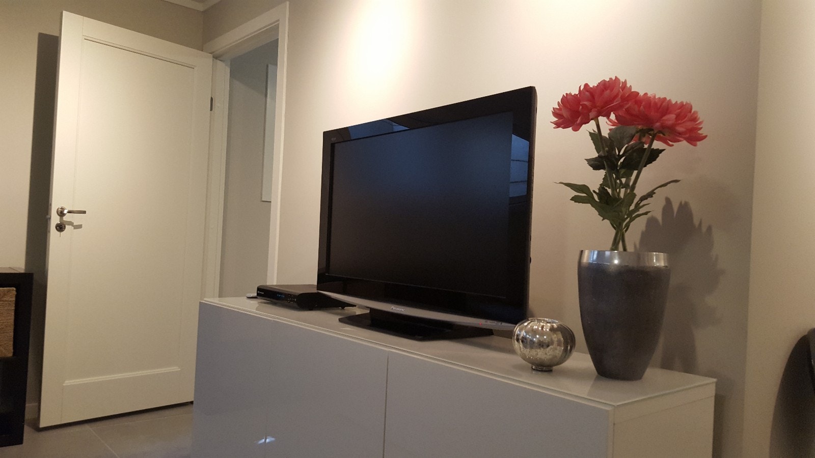 TV med benk i stuen. Tilknyttet Kabel TV. Bredbånd via WiFi inkludert i leien. Galleribilde