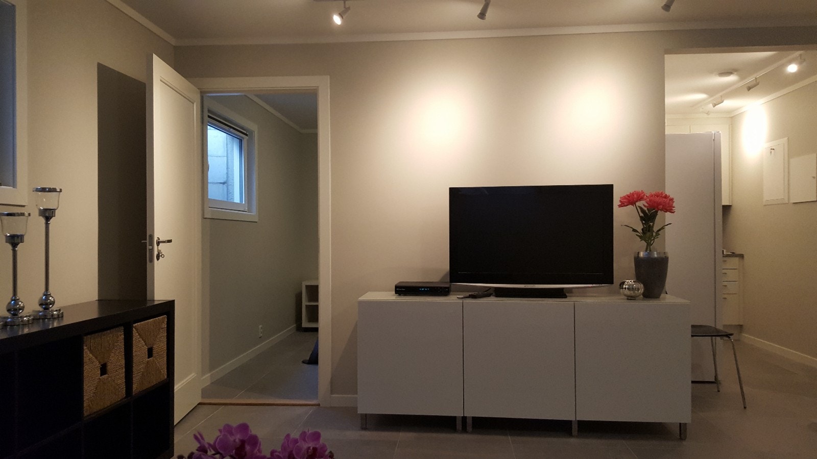 Stuen med dør til soverom Galleribilde