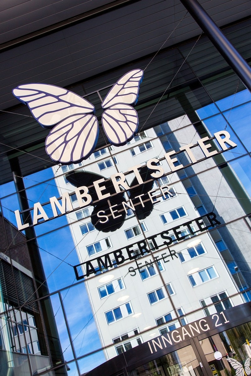 Kort vei til Lambertseter senter med et bredt utvalg av butikker og spisesteder, samt Vinmonopolet, bibliotek og kino Galleribilde