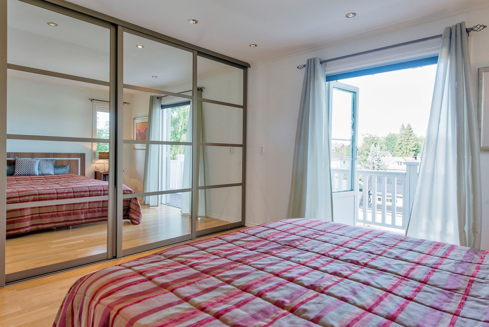 Soverom 1 med skyvedørsgarde og utgang til balkong Galleribilde