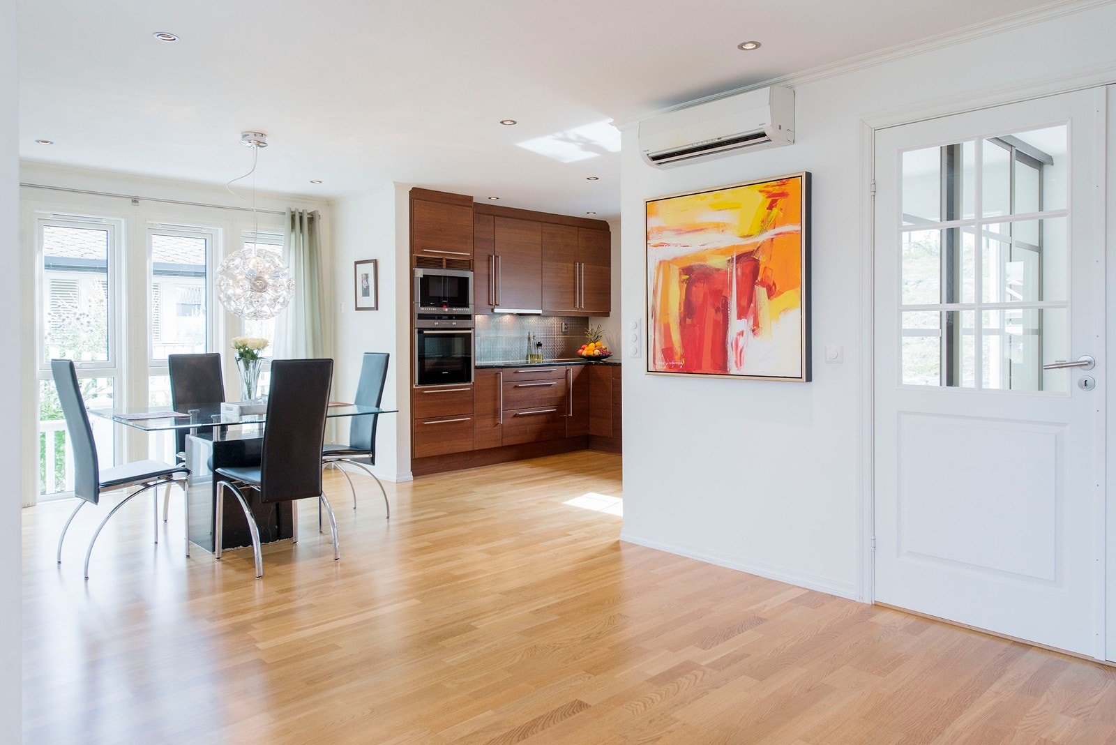 Spisestue med åpen kjøkkenløsning Galleribilde