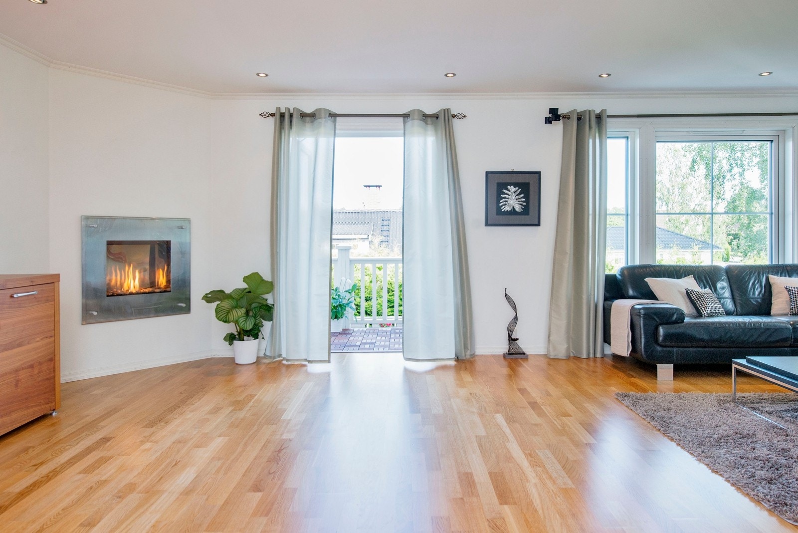 Stue med gasspeis og utgang til terrasse og hage Galleribilde