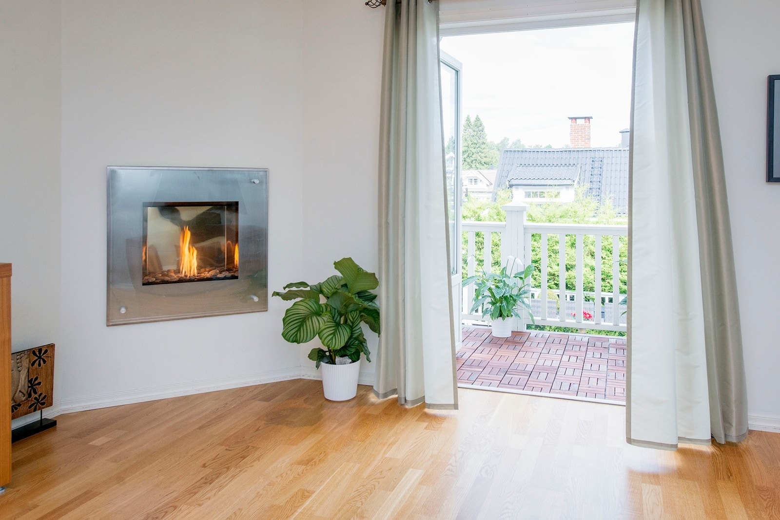 Stue med gasspeis og utgang til terrasse og hage Galleribilde