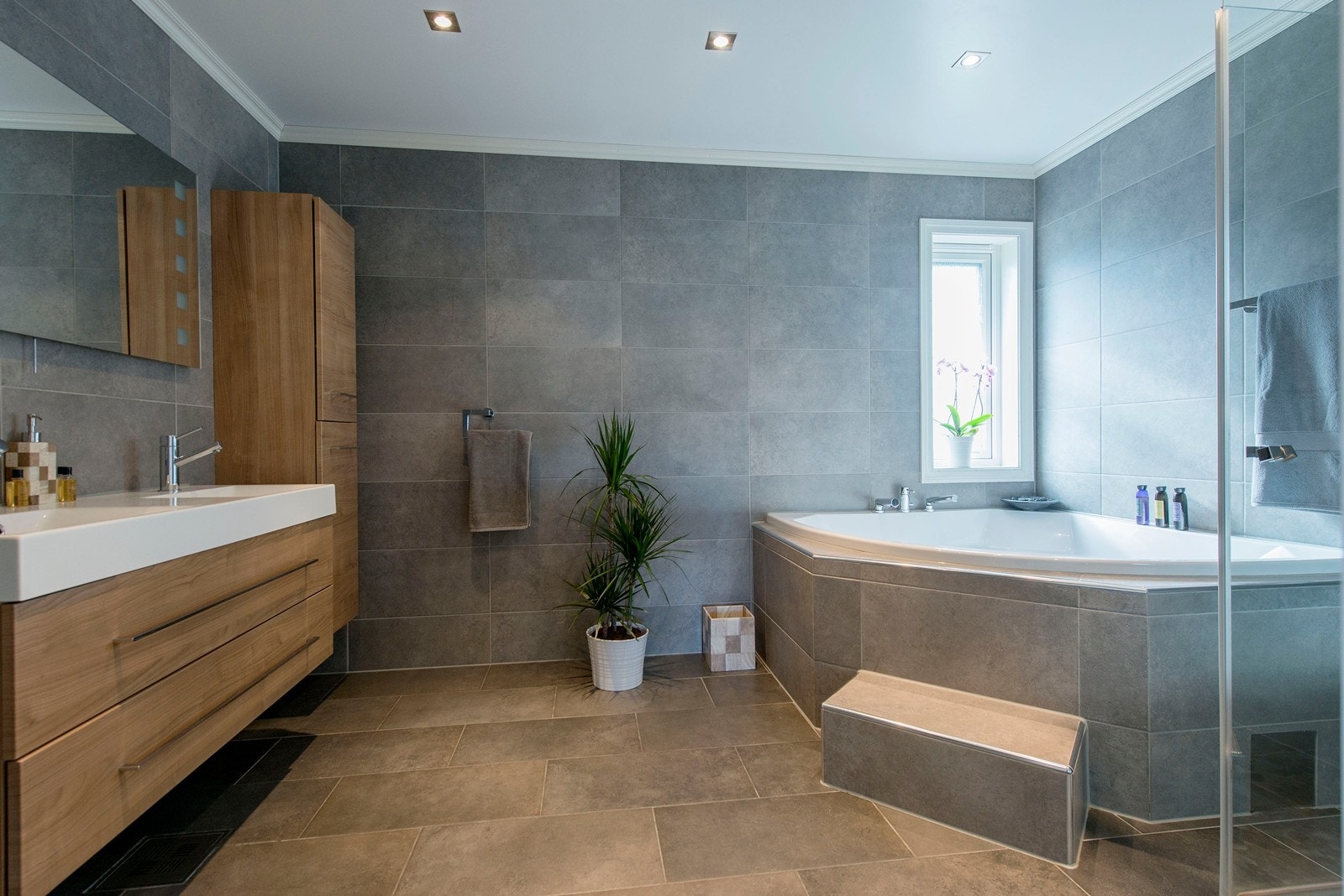 Bad i 2.etasje med dobbel servant, badekar og separat dusj Galleribilde