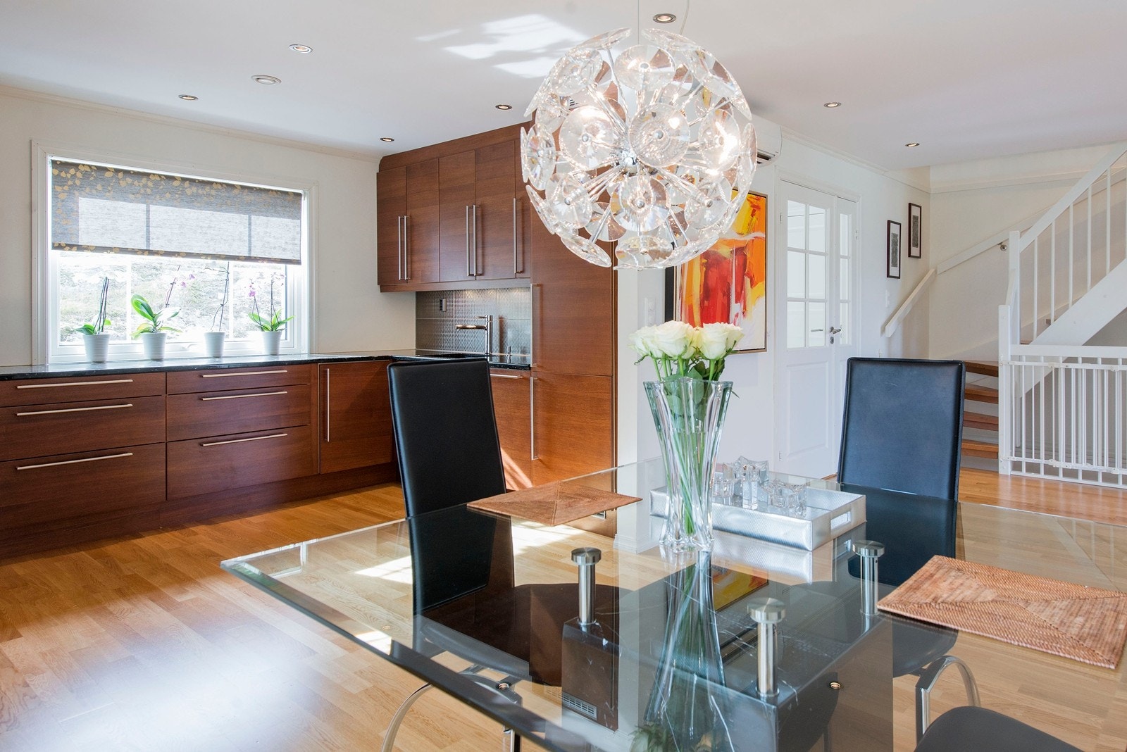 Spisestue med åpen kjøkkenløsning Galleribilde