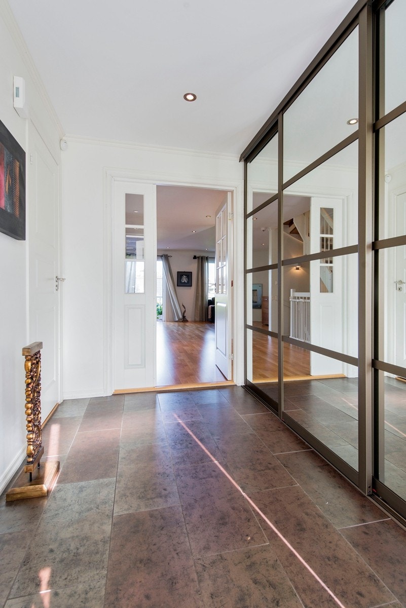 Entré med skyvedørsgarderobe Galleribilde