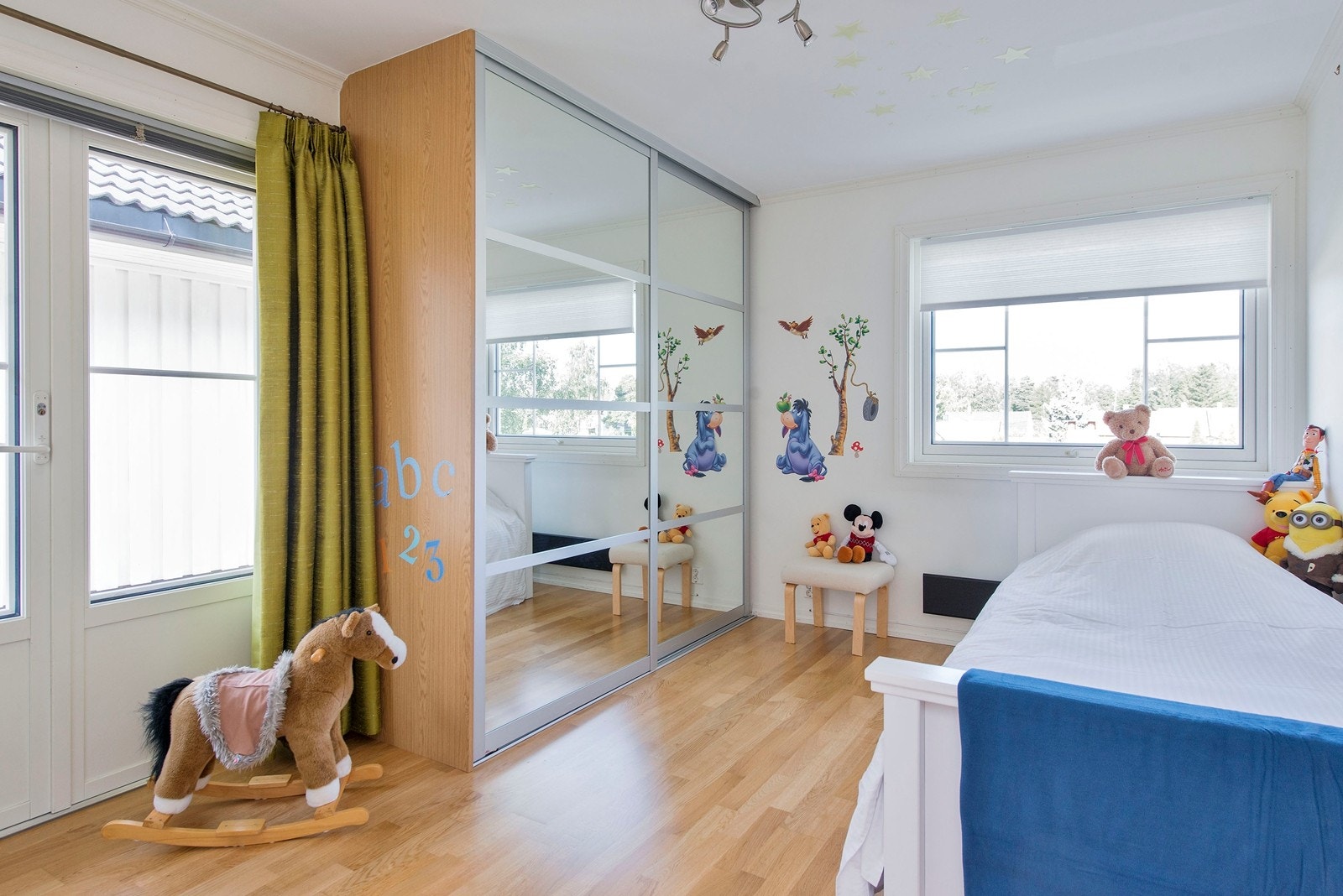 Soverom 2 med utgang til terrasse over garasjen Galleribilde