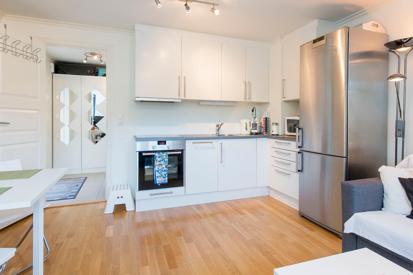 Stue i kjelleretasjen med kjøkken Galleribilde