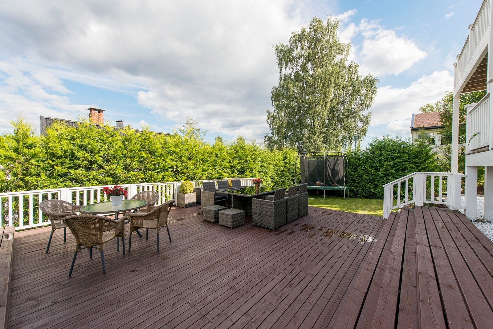 Stor terrasse med adkomst til plen Galleribilde