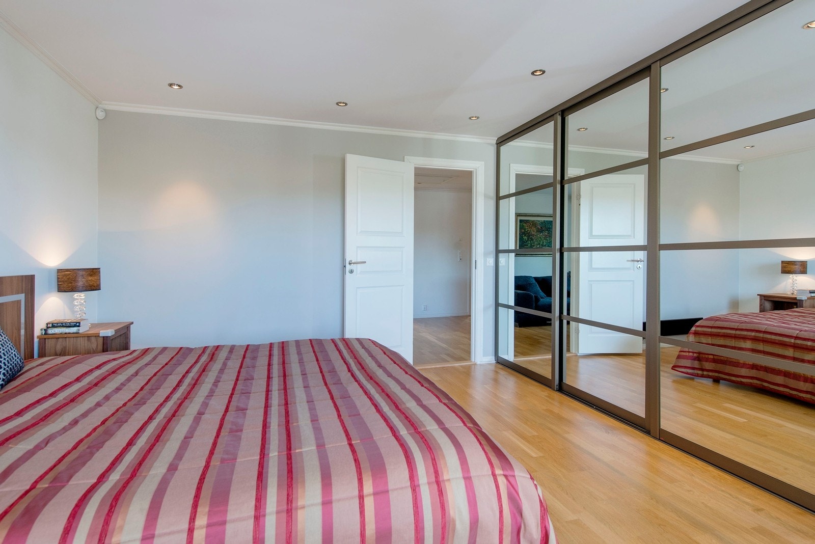 Soverom 1 med skyvedørsgarderobe Galleribilde