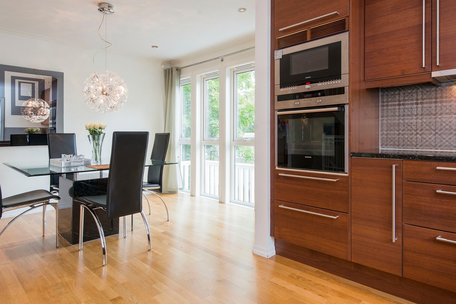 Kjøkken med åpen løsning mot spisestuen Galleribilde