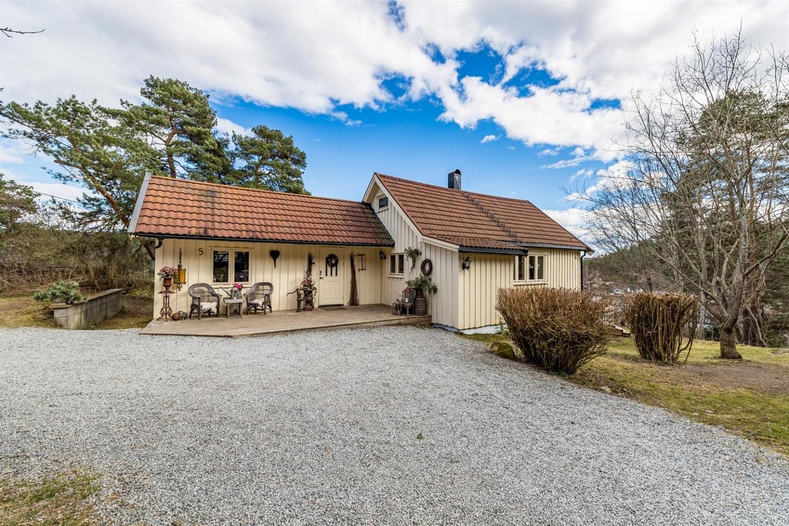 Gårdsplassen med muligheter for flere biloppstillingsplasser. Galleribilde