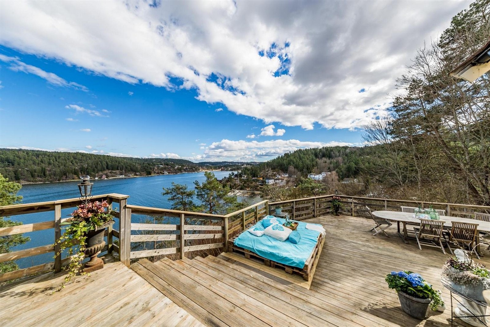 Her er det bare å invitere til grillparty for på denne terrassen er det plass til mange. Galleribilde