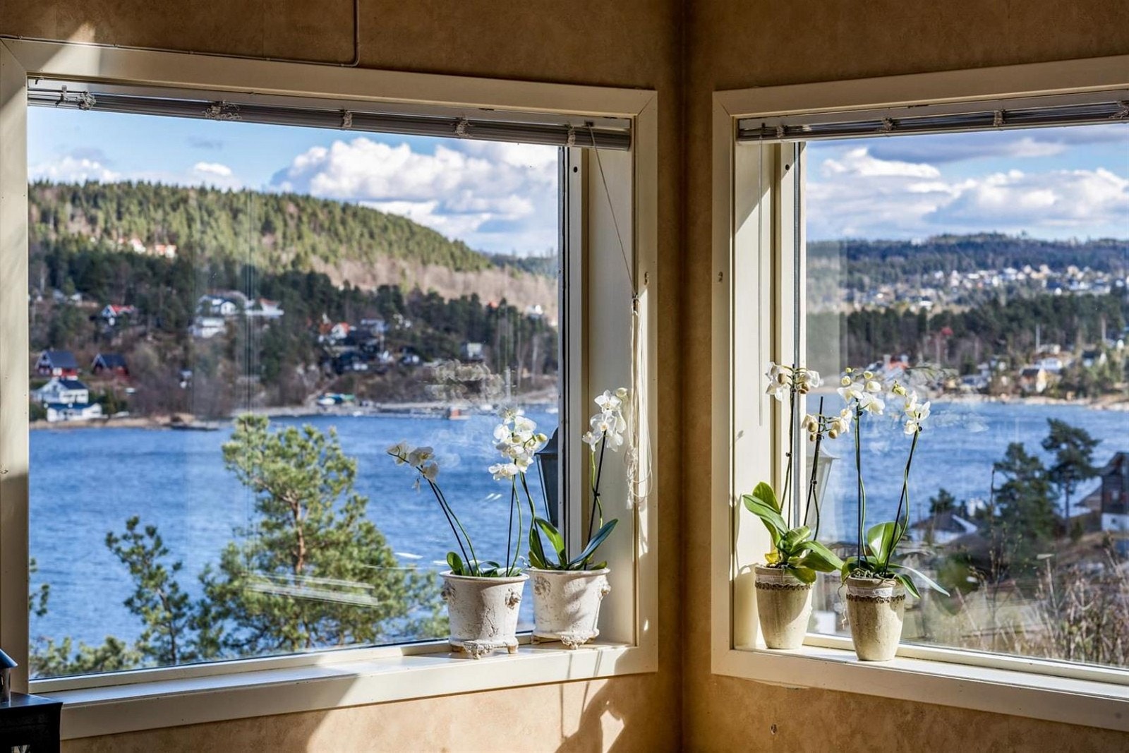 De store vinduene i stuen gir godt lys og fremhever den flotte utsikten. Galleribilde