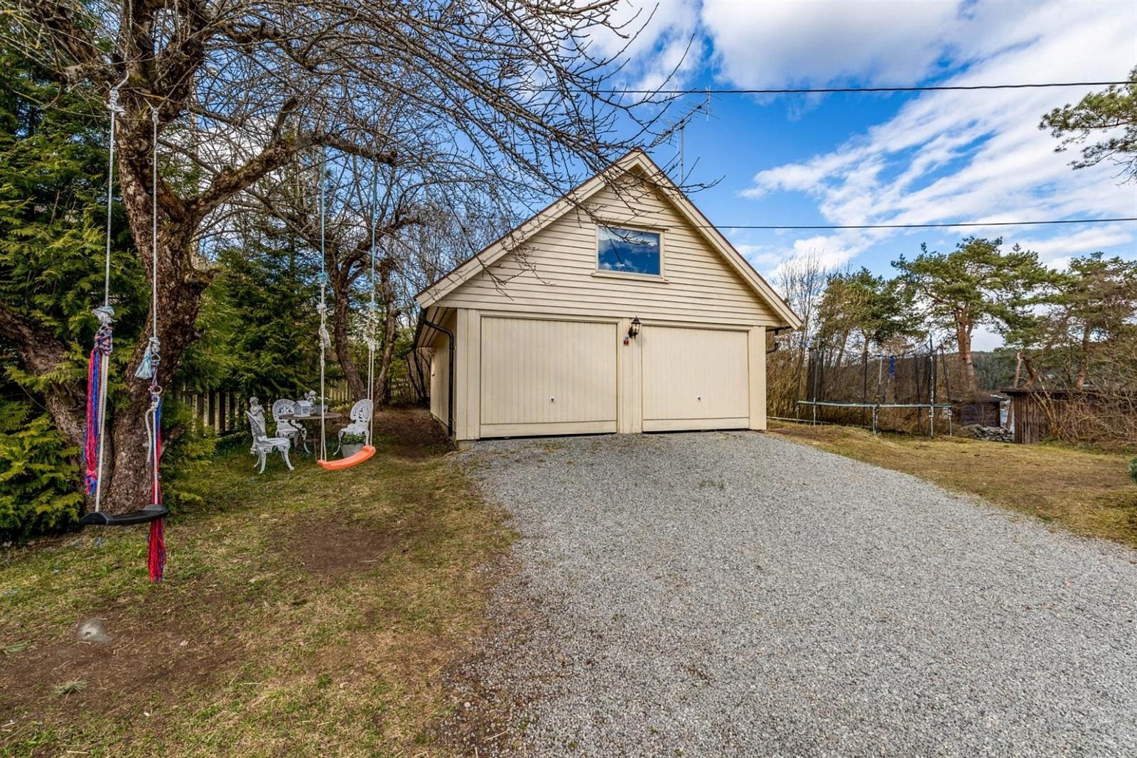 Den doble garasjen med innredet og hyggelig rom på toppen. Galleribilde