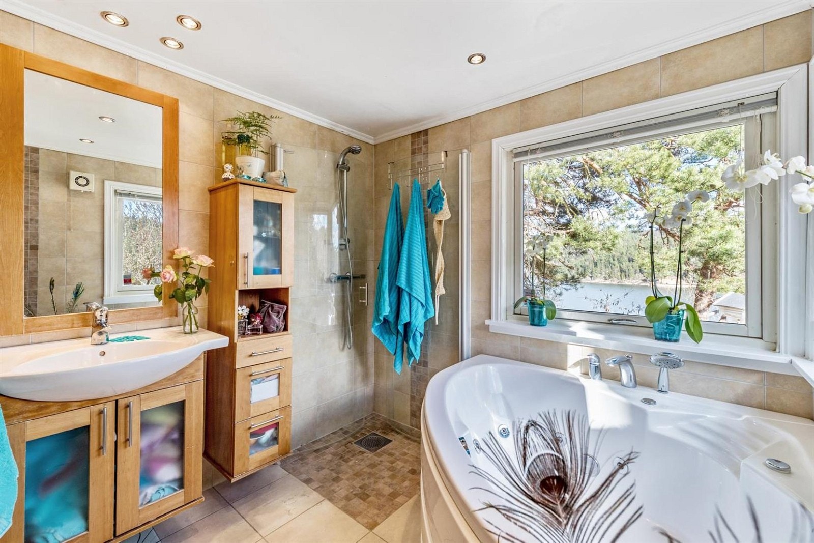 Velg mellom en varm dusj eller et deilig bad i badekaret. Galleribilde