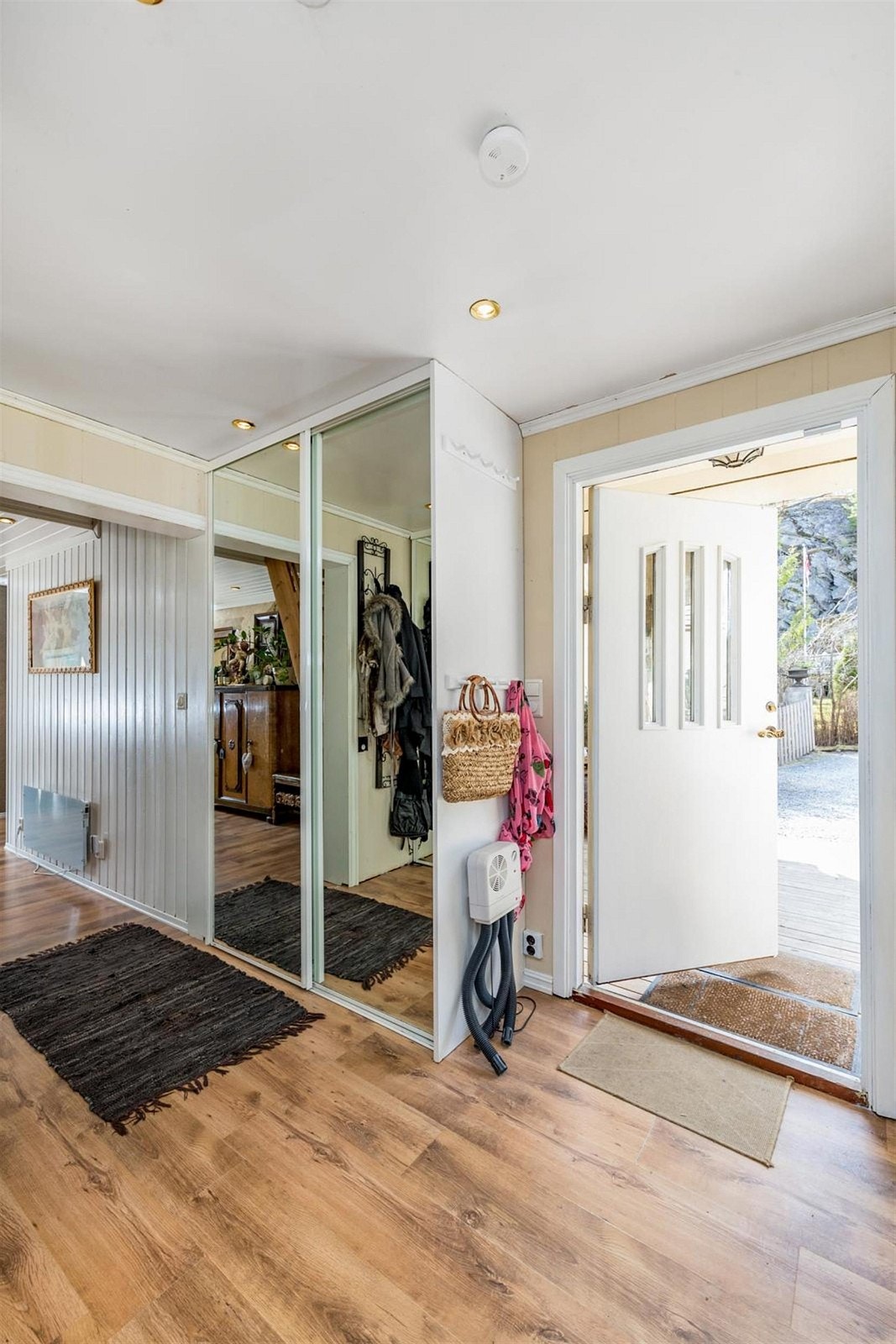 Romslig entrè med skyvedørsgarderobe. Galleribilde